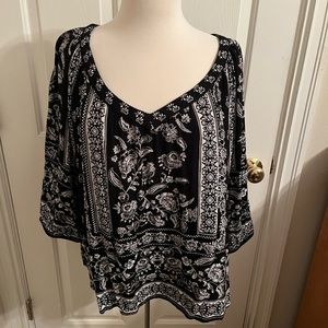 Ladies XL Bila Black & White 3/4 sleeve v/neck shirt.  100% Rayon.